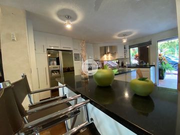 RESIDENCIA EN TEQUESQUITENCO CON EMBARCADERO