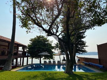 RESIDENCIA EN TEQUESQUITENCO CON EMBARCADERO