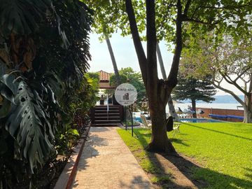 RESIDENCIA EN TEQUESQUITENCO CON EMBARCADERO