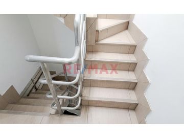 Se Alquila Local Amplio En San Juan De Miraflores *600 M2 *Todo El Edificio *3 Pisos Más Azotea *Ubicación Estratégica ´Sunarp *Municipalidad *Colegio