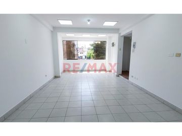 Se Alquila Local Amplio En San Juan De Miraflores *600 M2 *Todo El Edificio *3 Pisos Más Azotea *Ubicación Estratégica ´Sunarp *Municipalidad *Colegio
