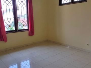 Disewakan Rumah Bangunan 2 Lantai Lokasi Di Nginden Intan Barat, SBY