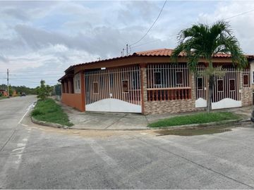 SE VENDE CASA ESQUINERA REMODELADA EN COLINAS DE PACORA