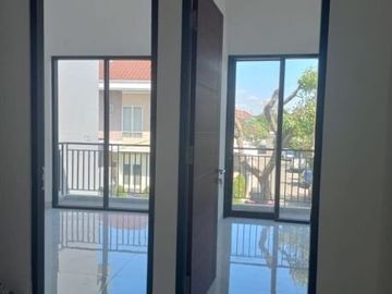 Rumah Pakuwon City baru gress, Strategis