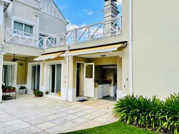 Chalet en venta en Club de Campo Abril