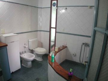Interesante PH de 230 m2 frente a Plaza Lezama