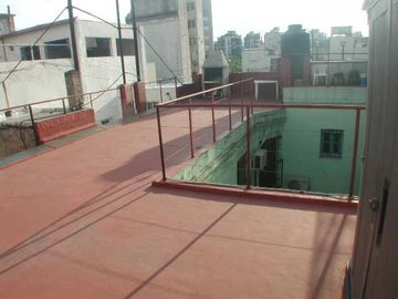 Interesante PH de 230 m2 frente a Plaza Lezama