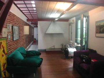 Interesante PH de 230 m2 frente a Plaza Lezama
