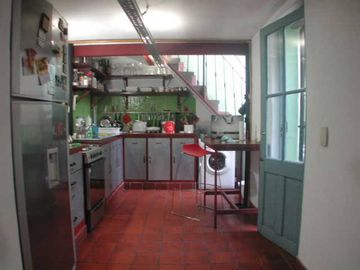 Interesante PH de 230 m2 frente a Plaza Lezama