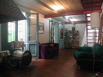 Interesante PH de 230 m2 frente a Plaza Lezama