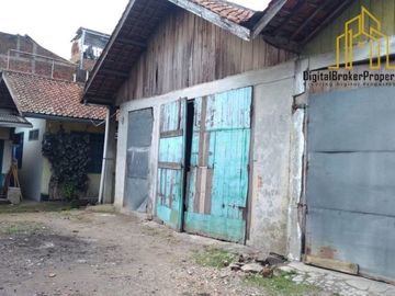 GUDANG DENGAN 5 BANGUNAN RUMAH HANYA 50METER KE JALAN RAYA SOREANG | KOMALAN
