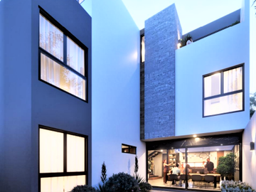 Casa en Venta en Lomas de Chapultepec con Salon de juegos.