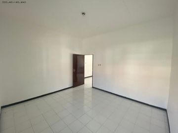 Rumah Hook Medokan Ayu Hadap Utara dan Barat, Strategis