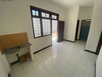 Rumah Hook Medokan Ayu Hadap Utara dan Barat, Strategis