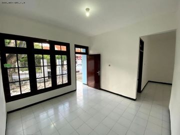 Rumah Hook Medokan Ayu Hadap Utara dan Barat, Strategis