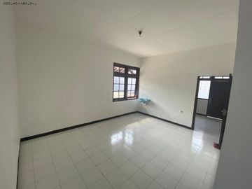 Rumah Hook Medokan Ayu Hadap Utara dan Barat, Strategis
