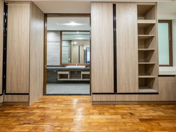 Smart 5BR | 4 Car Port Townhomes w/ Lift in Tomas Morato QC