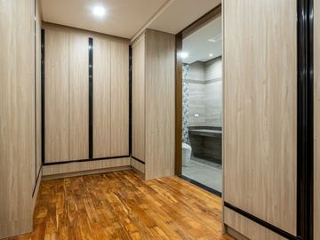 Smart 5BR | 4 Car Port Townhomes w/ Lift in Tomas Morato QC