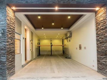 Smart 5BR | 4 Car Port Townhomes w/ Lift in Tomas Morato QC