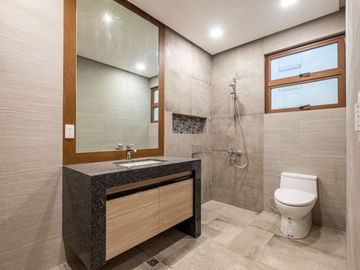 Smart 5BR | 4 Car Port Townhomes w/ Lift in Tomas Morato QC