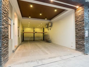 Smart 5BR | 4 Car Port Townhomes w/ Lift in Tomas Morato QC