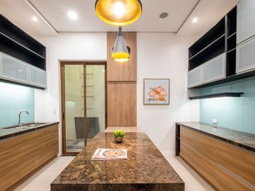 Smart 5BR | 4 Car Port Townhomes w/ Lift in Tomas Morato QC