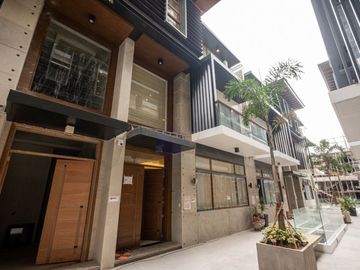 Smart 5BR | 4 Car Port Townhomes w/ Lift in Tomas Morato QC