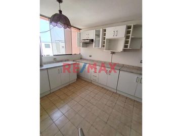 ¿Buscas un hogar espacioso, cómodo y en una ubicación privilegiada? 
En venta departamento dúplex más aires ubicado en Av. Javier Prado Este N° 6680,