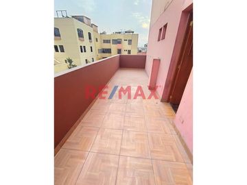 ¿Buscas un hogar espacioso, cómodo y en una ubicación privilegiada? 
En venta departamento dúplex más aires ubicado en Av. Javier Prado Este N° 6680,