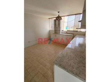 ¿Buscas un hogar espacioso, cómodo y en una ubicación privilegiada? 
En venta departamento dúplex más aires ubicado en Av. Javier Prado Este N° 6680,