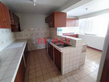 ¿Buscas un hogar espacioso, cómodo y en una ubicación privilegiada? 
En venta departamento dúplex más aires ubicado en Av. Javier Prado Este N° 6680,