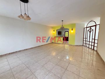 ✨ ¡OPORTUNIDAD ÚNICA EN HUANCHACO! ✨

📍 Ubicación Privilegiada: A una cuadra del malecón de Huanchaco

Descubre el hogar de tus sueños en este enc