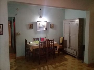 CASA EN BARRIO SAN CARLOS. CASANOVA