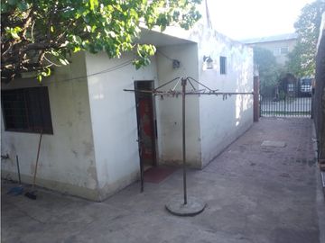 CASA EN BARRIO SAN CARLOS. CASANOVA