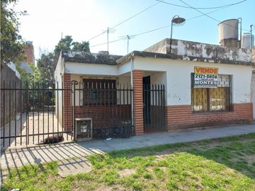 CASA EN BARRIO SAN CARLOS. CASANOVA