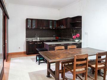 FULL FURNISHED! RUMAH SEMI VILLA JALAN LEBAR 10 MENIT CANGGU