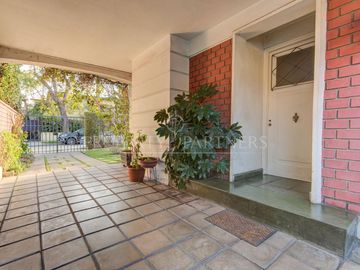 Linda casa con gran ubicación y precio 4D 2B 2E más servicios