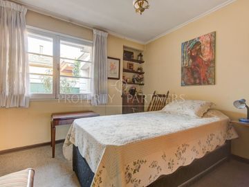 Linda casa con gran ubicación y precio 4D 2B 2E más servicios