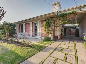 Linda casa con gran ubicación y precio 4D 2B 2E más servicios