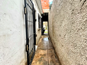 OPORTUNIDAD - CASA  CON DOS DORMITORIOS CON BUEN FONDO MAS UN DEPARTAMENTO-GRAL RODRIGUEZ GENTRO