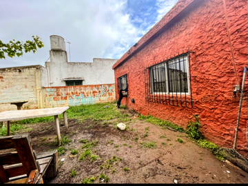 OPORTUNIDAD - CASA  CON DOS DORMITORIOS CON BUEN FONDO MAS UN DEPARTAMENTO-GRAL RODRIGUEZ GENTRO