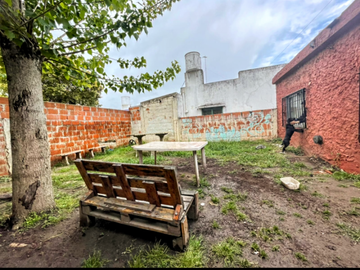 OPORTUNIDAD - CASA  CON DOS DORMITORIOS CON BUEN FONDO MAS UN DEPARTAMENTO-GRAL RODRIGUEZ GENTRO