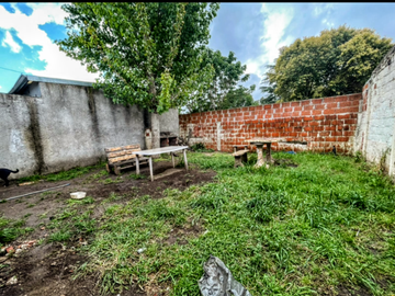 OPORTUNIDAD - CASA  CON DOS DORMITORIOS CON BUEN FONDO MAS UN DEPARTAMENTO-GRAL RODRIGUEZ GENTRO