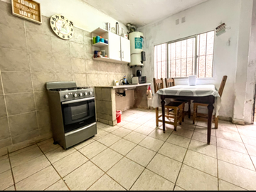 OPORTUNIDAD - CASA  CON DOS DORMITORIOS CON BUEN FONDO MAS UN DEPARTAMENTO-GRAL RODRIGUEZ GENTRO