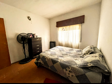 OPORTUNIDAD - CASA  CON DOS DORMITORIOS CON BUEN FONDO MAS UN DEPARTAMENTO-GRAL RODRIGUEZ GENTRO