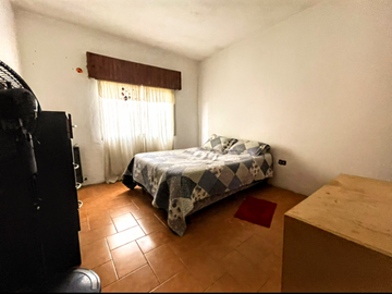 OPORTUNIDAD - CASA  CON DOS DORMITORIOS CON BUEN FONDO MAS UN DEPARTAMENTO-GRAL RODRIGUEZ GENTRO