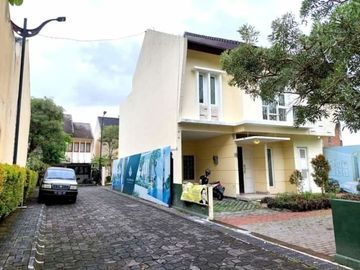 Rumah Mewah dan Strategis di Awana Townhouse