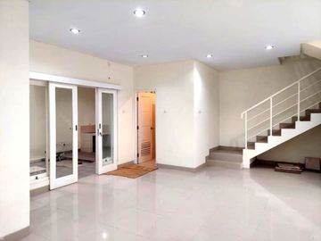 Rumah Mewah dan Strategis di Awana Townhouse