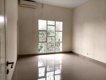 Rumah Mewah dan Strategis di Awana Townhouse