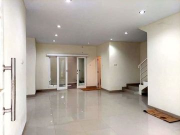 Rumah Mewah dan Strategis di Awana Townhouse